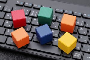 キーボードの上に置かれたカラフルな木製の立方体